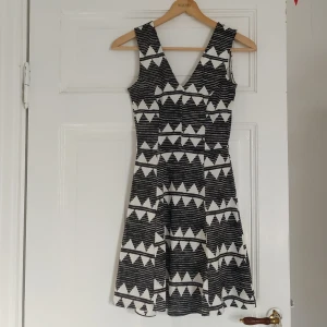 Mönstrad klänning  - Jättefin mönstrad klänning! Lite kortare på mig som är 170. I storlek XS men extremt stretchig (har storlek M/L) :) frakt: 42kr