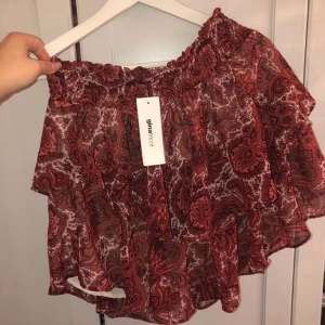 Mönstrad kjol - Jättefin kjol från ginatricot! Nyskick & pris kan diskuteras. (Bilderna är lånade och har tyvärr inte kvar prislapp)