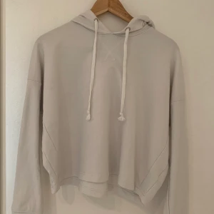 Vit hoodie - Vit tunn hoodie från bikbok, sällan använd men en aning mörkare i färgen sen när jag köpte den, storlek XS men skulle tro att den även passar S! Pris 50kr + frakt