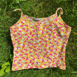 blommig topp - Jättefin blommig topp från humana! Väldigt strechigt material så passar xs-m skulle jag tro, säljer för 150kr inkluderad frakt!☺️