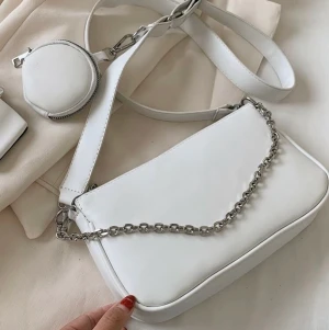 Vit väska med justerbara band - Superfin Vit väska med kedja och justerbara band! Köpt på shein för 189 + frakt ❤️ köp för 150 + frakt direkt eller buda från 90 kr 🥳 