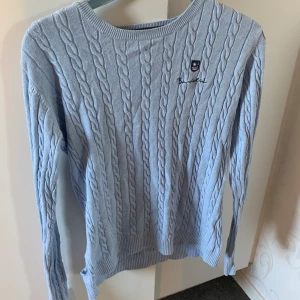 Bondelid - Finns ett litet hål på sidan som enkelt kan sys igen, därav priset. Original pris 1000 kr