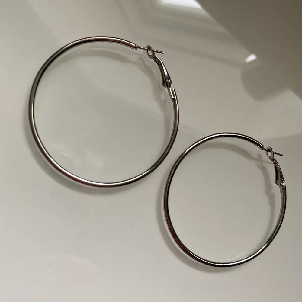Mellanstora silverhoops från H&M:) (inte äkta) Dessa är använda men jag rengör och sanerar dem innan jag skickar iväg dem! Frakt: 11kr (brev). Accessoarer.