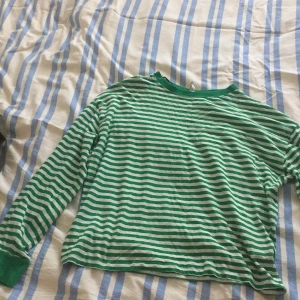 Tröja - Grön och vit randig tröja från HM, bra skick använd några gånger. Storlek XS