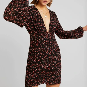 Klänning från missguided - Säljer denna somriga klänning från missguided, använd vid ett tillfälle bara. Prislapp sitter kvar. Storlek 40. Frakt tillkommer på 63kr.