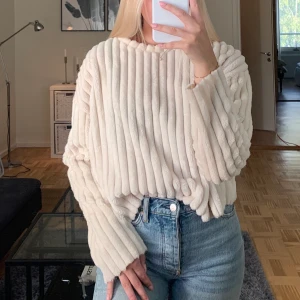 Mysig vit tröja  - Sparsamt använd suuupermysig tröja från Zara. Säljer pga har ingen användning för :( köparen står för frakt.