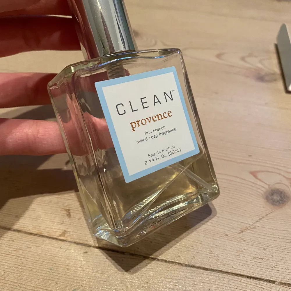 Säljer denna clean ”provence” parfym då jag tröttnat på den. Köptes för 800kr men säljer billigt då det inte är super mycket kvar. Frakt tillkommer💗. Parfym.