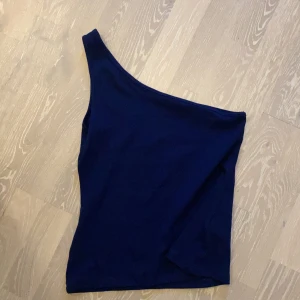 ribbad oneshoulder tröja - ribbab mörkblå oneshoulder tröja nypris 100. Stor i storleken. 