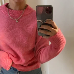 Stickad tröja HM - Stickad tröja från hm i super fin rosa färg! Perfekta sommar tröjan att slänga på sig när det blir lite kyligare 🍓