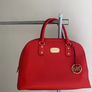 MK väska i sällsynt röd/orange färg!! Endast använt fåtal gånger, super fint skick! 
