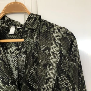 Skjortklänning  - Klänning från HM i ormmönster. Aldrig använd 