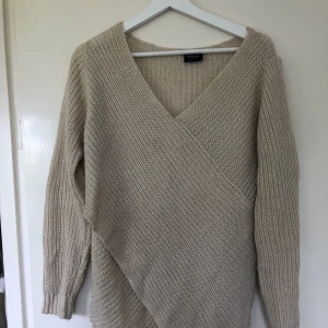 Vila tröja - Lite noppig längst ner, annars fint skick. Superfin över skjortor! Köparen betalar frakt på 60kr.