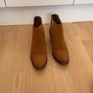 Primeboots Savannah  - Bruna mockastövletter av märket primeboots, str 36. Jag säljer dem för att de är för små. har använt den en gång. Nypris 2997kr. Köparen betalar frakten. 🌸