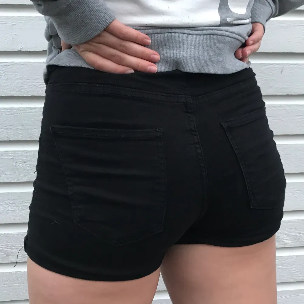  Svarta shorts som är mjuka och dom är väldigt stretchiga. Dom är inte som vanliga shorts som kan vara tagita och inte lika rörliga som dessa är. Dom är i bra skick. Shortsen är från Gina tricot. Shorts.