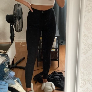 Molly high waisted jeans  - Molly high waisted jeans från Gina tricot, använda men lika bra skick som när dom köptes. Storlek 36 och formar kroppen fint 💘 100 kr + frakt 