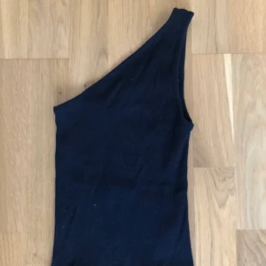 Svart partytopp - Fin svart topp från Urban outfitters. Aldrig använd.