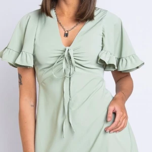 Pastellgrön klänning - Sommarklänning, jättesöt med knytning vid brösten. 
