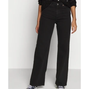 Monki-jeans ”Yoko”, stl 25 - Svarta jeans från Monki, modellen Yoko. Stl 25. 100% bomull. Första bilden är lånad. Har klippt av byxbenen en decimeter, så innerbenslängden är 72 cm (de passar mej som är 162cm perfekt). Använda men i bra skick. Skickas mot 63kr porto.