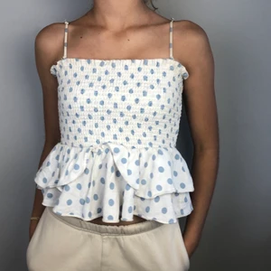 Prickig topp  - INTRESSE KOLL! Avtagbara axelband. Buda i kommentarerna :) 