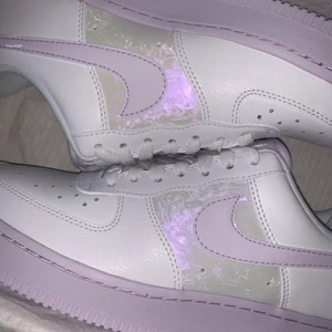 Nike air force INTRESSEKOLL  - Slutsålda. Knappt använda , inte smutsiga eller förstörda, de ända som inte är lika vitt är sko snöret men de går att byta annars e de inget fel på dom, hör av dig om du är intresserad, ge ett bud. Säljer dom endast om ja får dom för att bra pris. 