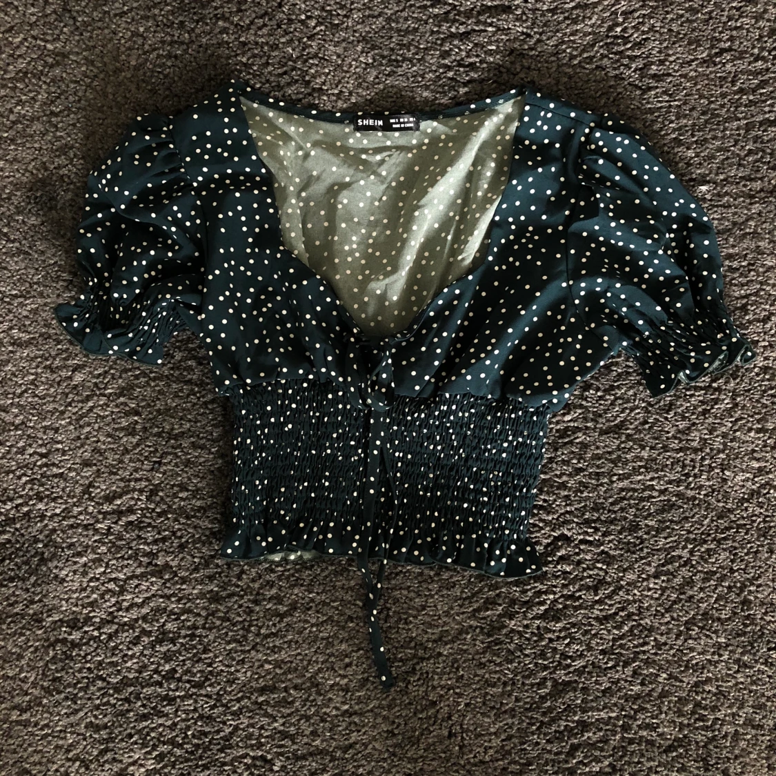 Gullig grön blus med vita prickar