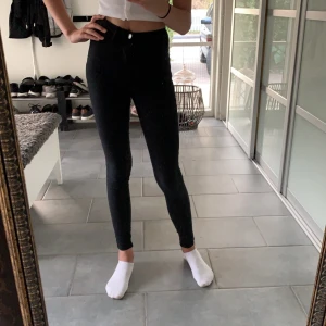Ett par svarta skinny jeans från Gina - Ett par skinny jeans från Gina tricot som är rätt så använda, storlek XS och modellen på jeansen heter Molly 