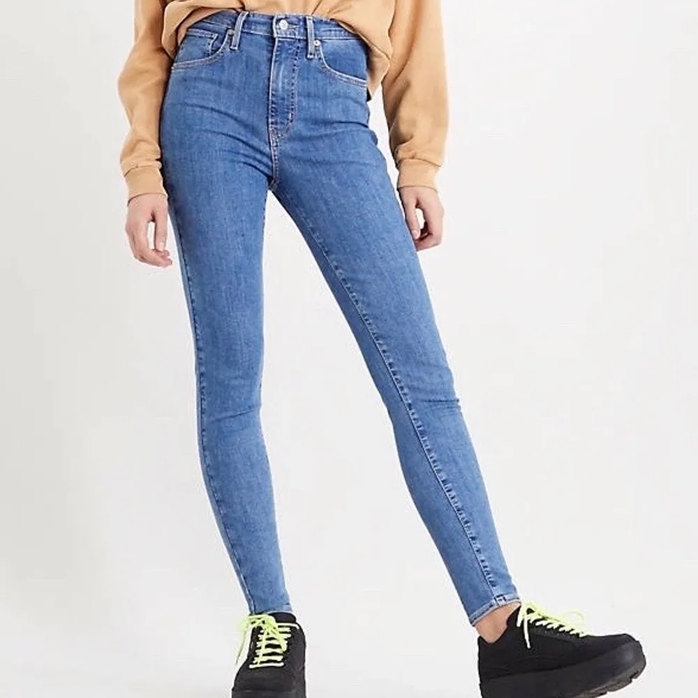 Ljusblå skinny jeans med tight passform i töjbart material. Storlek 27 men skulle nog kunna passa en 28 också. Nästan helt oanvända och ca 1 år gamla. Pris vid inköp var 1099kr. Kostnad för frakt/leverans står köpare för. 💗💗. Jeans & Byxor.