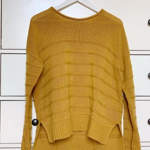 Stickad långärmad💛 - Perfekt stickad tröja nu när hösten närmar sig. Fin färg och bekvämt tyg (inte stickigt). Matchas fint med ett par svarta jeans! Passar S-XL beroende på vilken passform man vill ha💛