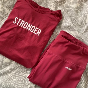 Stronger träningsset  - Rött Träningsset från stronger i storlek M💕 ny pris ca 1000kr för båda, säljer tröjan för 120:-. 🔴TIGHTS SÅLDA!!!🔴