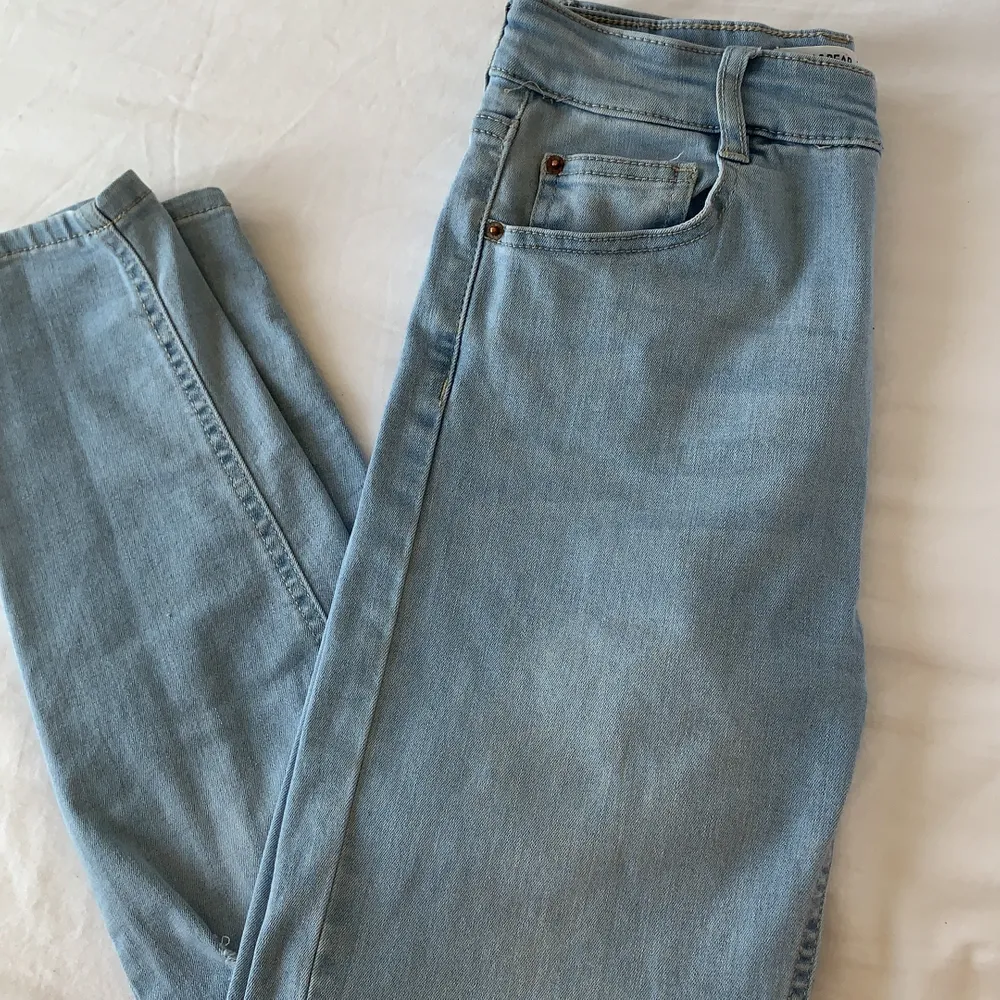 Säljer dessa pull&bear jeans pga av att dom inte passar mig längre. Dom är i jätte bra skick och bara använda några gånger. Dom är i storlek 40 men jag skulle säga att dom även passsr 38. Hör av er om ni har frågor🤍✨ + frakt . Jeans & Byxor.