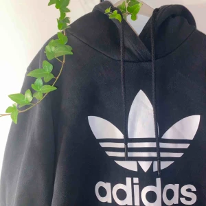 Adidas sweater - En adidas hoodie som jag aldrig använder, super skön tho☺️  Köparen står för frakten(kan ändras)✨