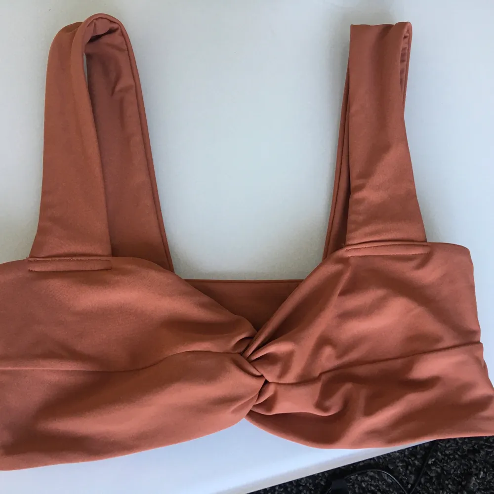 En brun/rosa bikini överdel från NAKD. Fin passform med tjocka axelband. Använd 1 gång🤎.                          Köpare står för frakt . Övrigt.