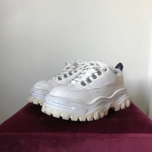 Eytys Angel  - Vita Eytys Angel Canvas, använda 6-7 gånger så i extremt bra skick. Köparen står för frakt, möts upp i Flemingsberg eller Stockholm City. (tvättas av innan de blir sålda) 