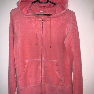 Kofta - Rosa kofta från Cubus. Mjuk och skön! Hämtas upp eller fraktas. Köparen står för frakt. Frakten ligger på ca 40kr. Skicka privat för bättre bild.