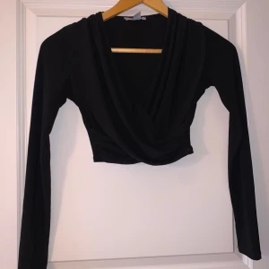 Svart crop top  - Säljer en svart crop top i XS. 