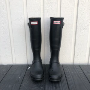 Hunters  - Hunter stövlar i storlek 38! En liten skavank på insidan på ena stövel, men inget som syns som man tänker på, annars bra skick! Buda gärna
