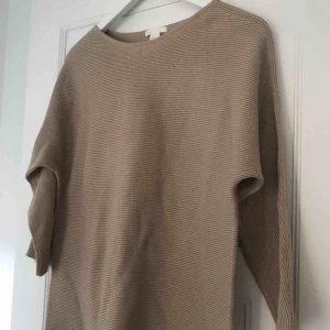  - Tunn Beige tröja från hm som är så fint skuren. Klassiskt plagg som alltid funkar.