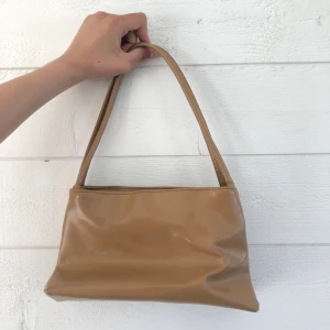 Trendig lattefärgad liten väska  - Vintage läder mini väska 🥰 supertrendig just nu! 