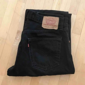  - Svarta Levi’s jeans i storlek 36 (waist) 34 (length). Kan mötas upp i Malmö eller posta!