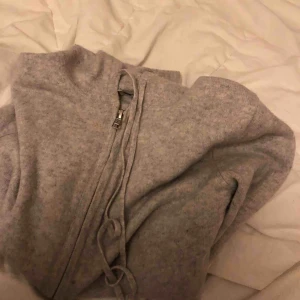  - Soft Goat Kashmir hoodie! Väl använd men bra skick förutom ett hål på högra armbågen därav pris. 