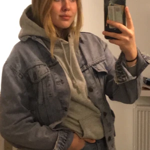 jeansjacka från Levis  - så snygg retro jeansjacka från Levis,den är lite för stor för mig därför säljer jag vidare<3  köpt på secondhand för 400kr. Storleken är s fast i manstorlekar. Köparen står för frakt🌸 buda, börjar vid 250:) budgivningen slutar 18:00 