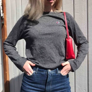  - Grå, långärmad tröja från Champion🌟 Väldigt gott skick!