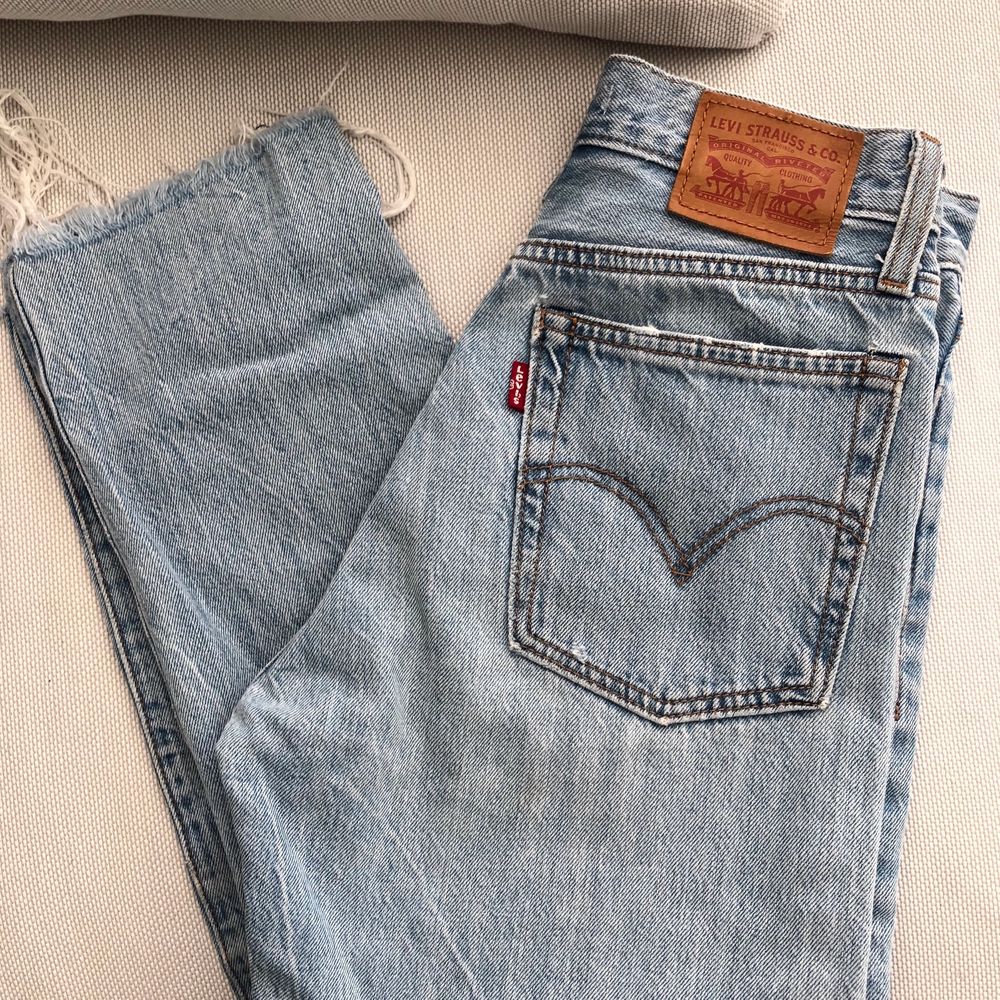 Levis jeans modellen Wedgie. Det är en rak byxa med hög midja och ankellängd. Dem är i storlek W24 och en längd L26. Säljes för jag har växt ur dom. Som nya! Nypris 1200kr . Jeans & Byxor.