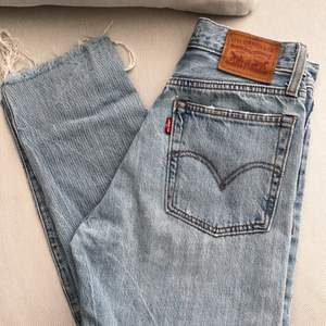 Levis jeans modellen Wedgie. Det är en rak byxa med hög midja och ankellängd. Dem är i storlek W24 och en längd L26. Säljes för jag har växt ur dom. Som nya! Nypris 1200kr 