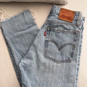 WEDGIE FIT LEVIS w24 - Levis jeans modellen Wedgie. Det är en rak byxa med hög midja och ankellängd. Dem är i storlek W24 och en längd L26. Säljes för jag har växt ur dom. Som nya! Nypris 1200kr 