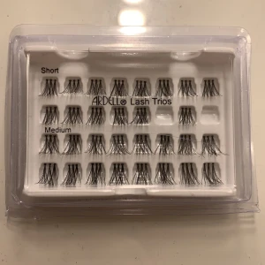 Smink - Ett paket fransar 2 av de är inte med då jag provat de sen innan, säljer pågrund ut av att jag inte gör fransar själv någon mer. FRI FRAKT 