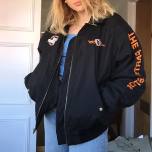 Intressekoll - kollar om någon är intresserad utav mig jacka. De är pappas gamla motorcykeljacka. skriv till mig om ni är intresserad🌸💕 om flera är intresserade så får ni buda🎀 skriv om ni vill ha fler bilder💞