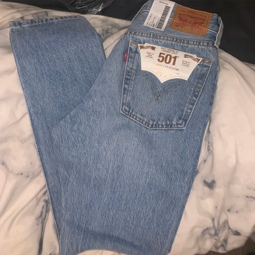 25x30! 💖💖 andra bilden visar färgen bättre! Säljer då jag har för många jeans! Helt nya! 💜💜 Nästan halva priset så passa på!!  Spårbar frakt 63kr! 🤍🤍🤍🤍 jag är 170. Jeans & Byxor.