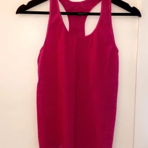 Träningslinne - Träningslinne för panos emporio. Använt 1 gång. Fint skick! Storlek xs men passar även s då det är väldigt stretchigt!