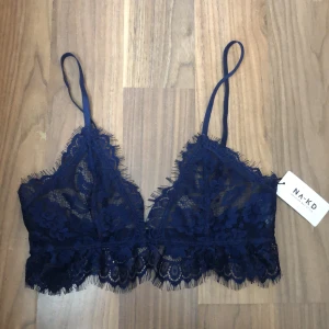 Na-kd Lace Strap Bra - Spets bh från Na-kd med prislapp kvar. Säljer pga att den var för liten för mig, endast provad en gång. 
